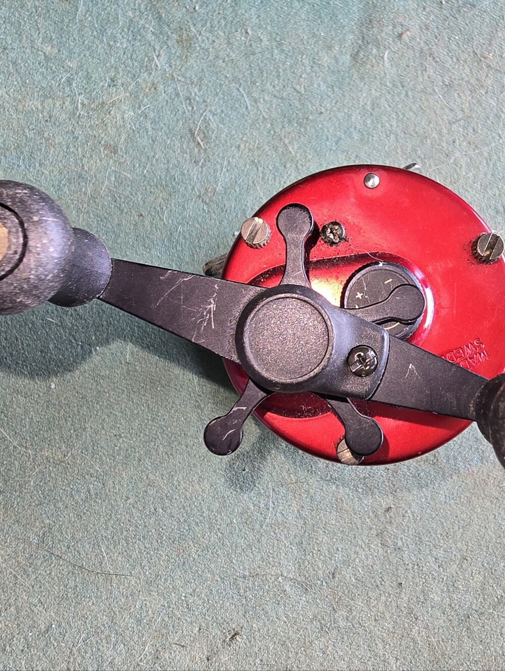 Abu Garcia Ambassadeur 5000C Classic Baitcasting Reel - Red/Black - Picture 9 of 10